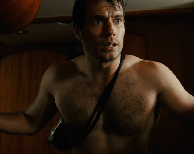 Mira a Henry Cavill enseñar carne en 'The Cold Light of Day'