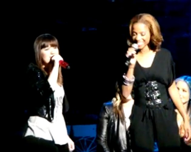 Escucha a Kelly Clarkson cantar el 'Exhale (Shoop Shoop)' de Whitney Houston