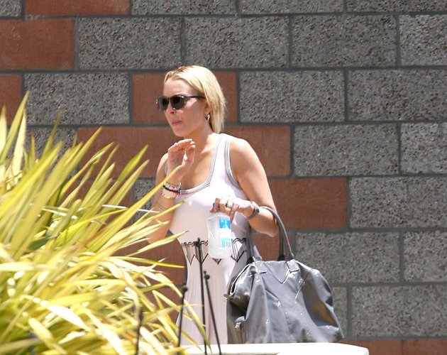 Lindsay Lohan se "autoarresta" en casa hasta que su libertad condicional termine