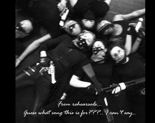 Madonna ensaya en su gira con revólveres y ametralladoras