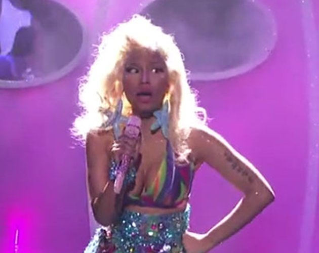 Nicki Minaj desciende en su nave espacial hasta el plató de 'American Idol'