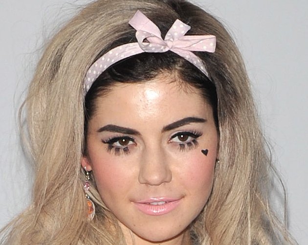 Escucha la versión acústica de 'Primadonna' de Marina & The Diamonds