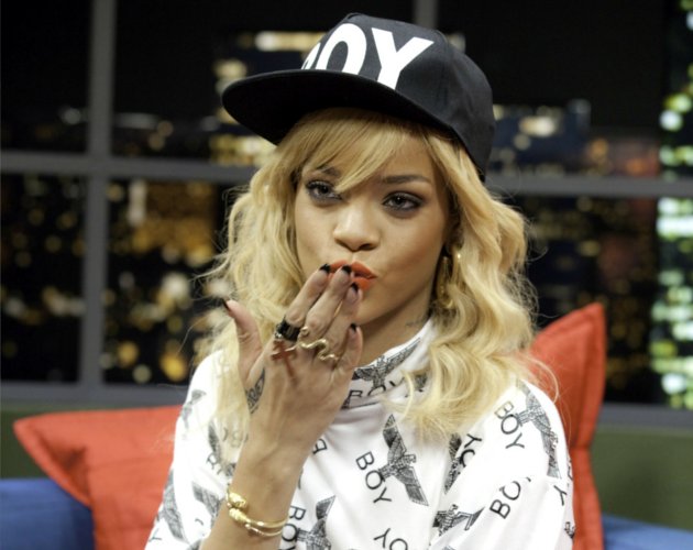 Rihanna estrena en directo su nuevo single 'Talk That Talk'