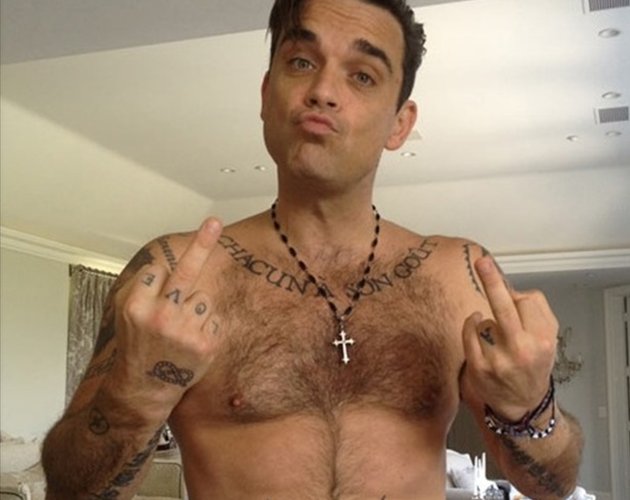 Robbie Williams sube una foto de su cuerpazo a Twitter para desmentir rumores sobre su peso