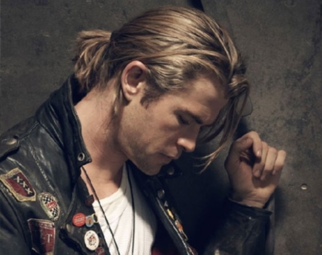 Chris Hemsworth se pone sexy para la revista 'Out'