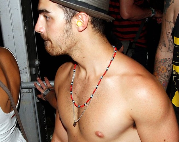 Joe Jonas presume de pectorales en Coachella