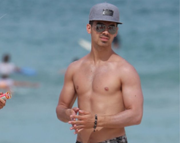 Joe Jonas enseña carne en la playa