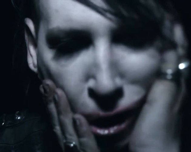 Marilyn Manson acaricia vírgenes en el vídeo de 'No Reflection'