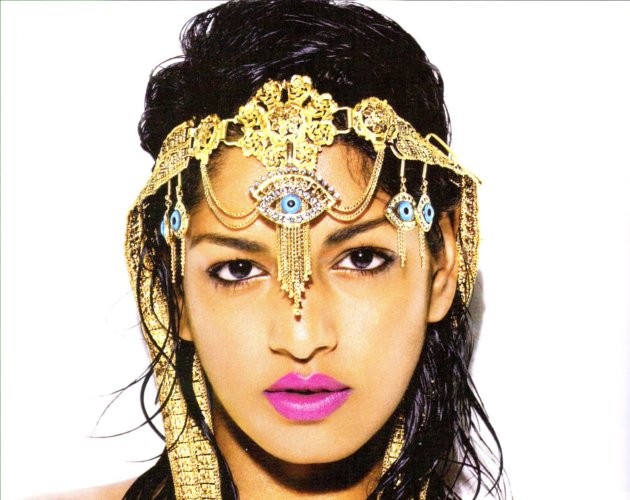 El primer episodio del programa de TV de Julian Assange con música de M.I.A.