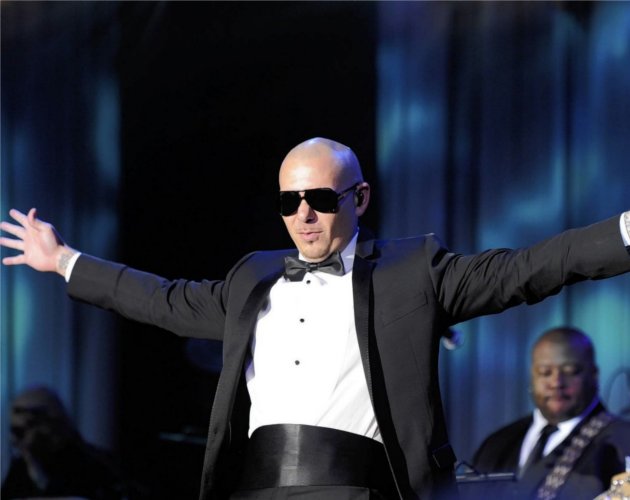 Pitbull se viste de negro en el clip de 'Back In Time' para 'Men In Black III'