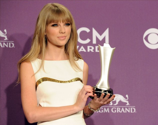 Taylor Swift vuelve a arrasar en los ACM Awards