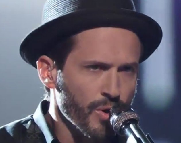 Tony Lucca, de 'The Voice', interpreta 'Baby One More Time' ante Christina Aguilera