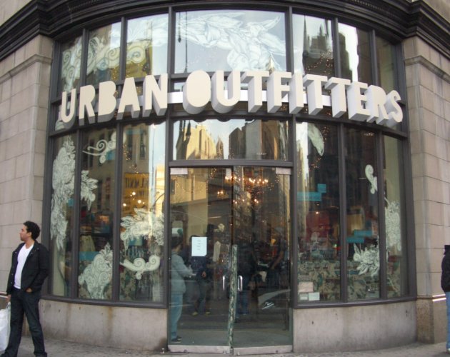 Las One Million Moms atacan ahora a Urban Outfitters por un beso lésbico