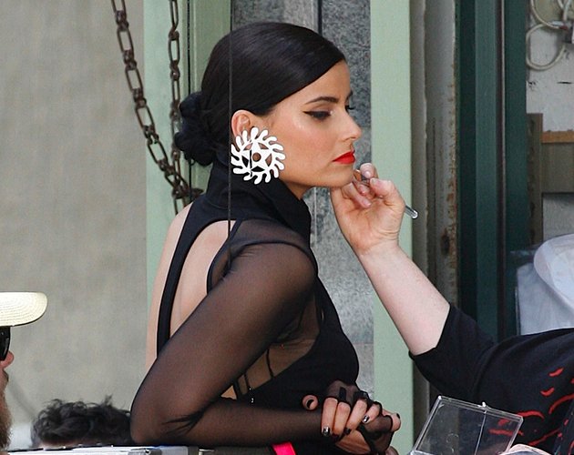 Nelly Furtado lleva al límite el concepto de plataformas en el vídeo de 'Big Hoops (Bigger The Better'