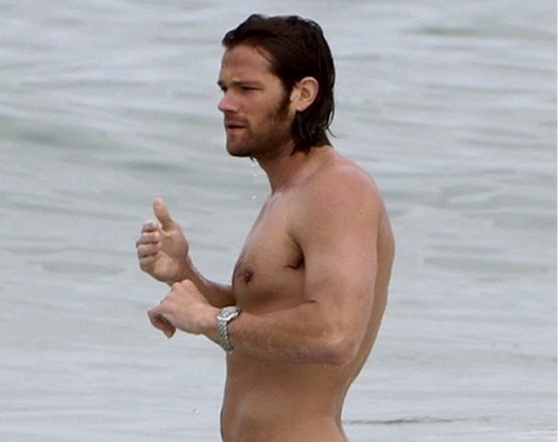 Jared Padalecki presume de cuerpazo en la playa