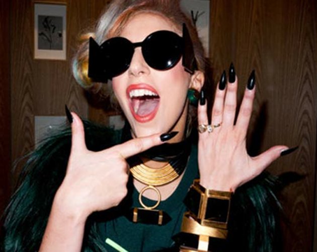 Lady Gaga muestra su anillo de ¿compromiso?