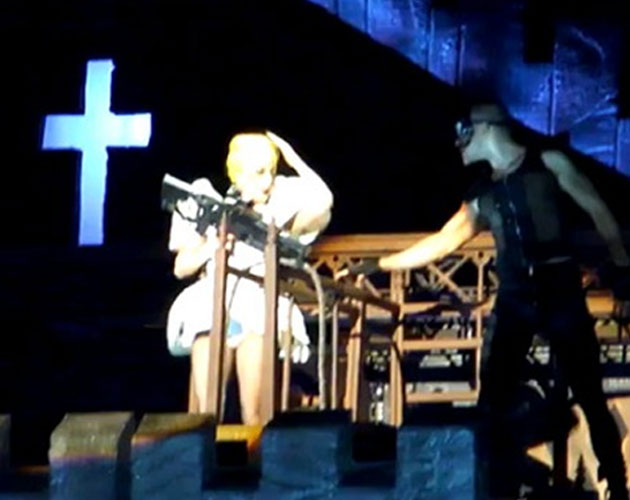 Lady Gaga golpeada en directo por un bailarín