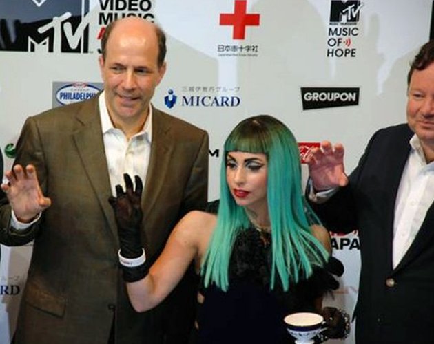 Lady Gaga deberá donar 100.000 dólares a Japón por la polémica de las pulseras