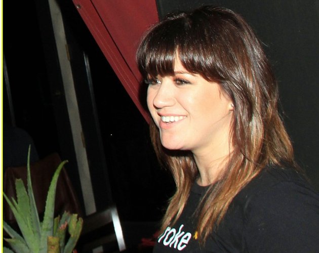 Kelly Clarkson se boicotea a sí misma trabajando con Darkchild