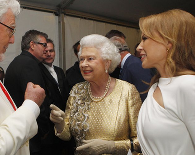 Kylie Minogue guía a la Reina de Inglaterra entre las celebrities de su concierto