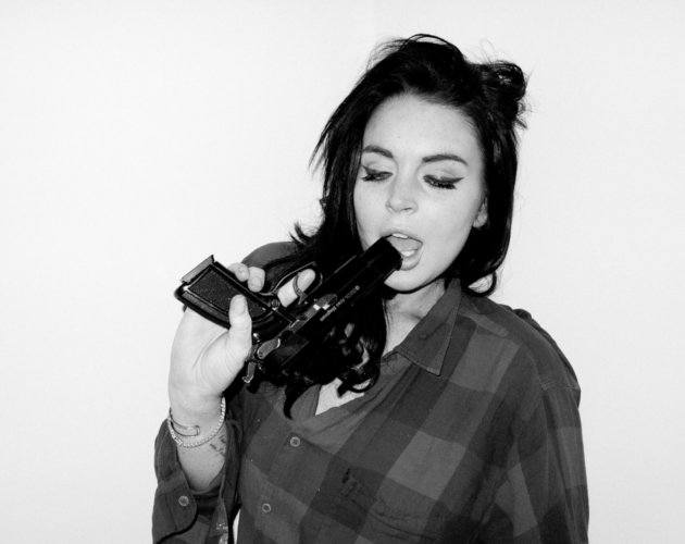 Lindsay Lohan juega con una pistola en la nueva sesión con Terry Richardson
