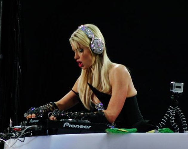 Paris Hilton estrena su nuevo single como DJ en Sao Paulo 