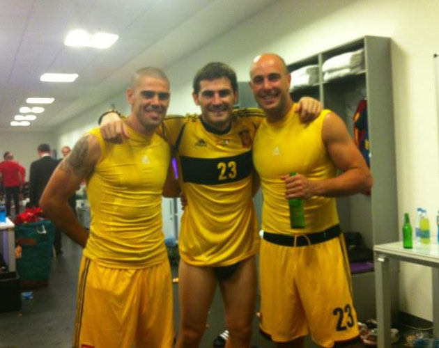 Iker Casillas, desnudo, en calzoncillos y con las Eurocopas