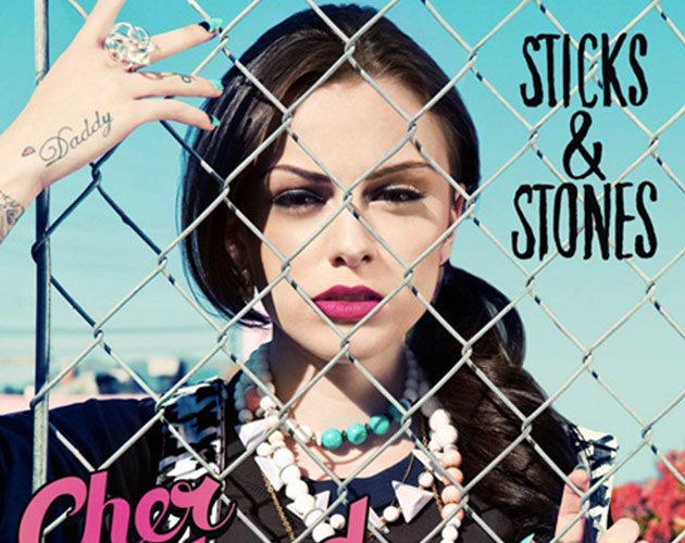 Cher Lloyd recibe abucheos y botellas con orina en directo