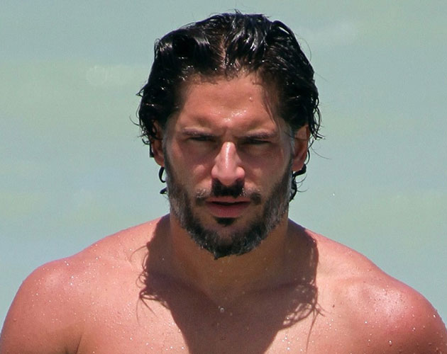 Joe Manganiello enseña el culo en la promo de los Emmy