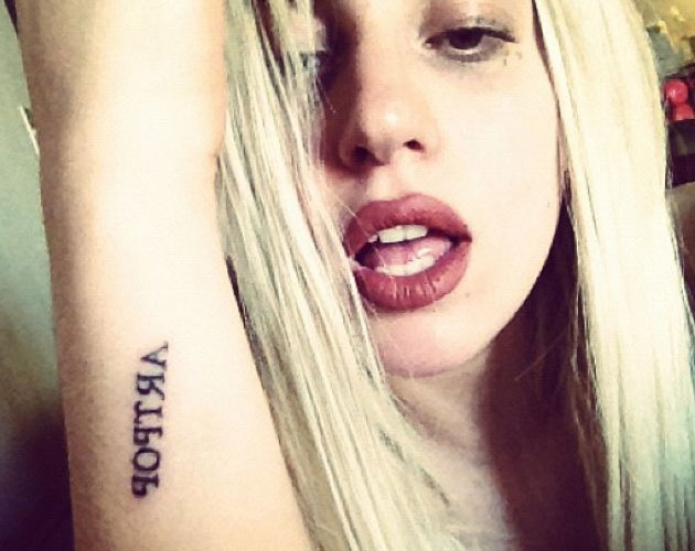 Lady Gaga se tatúa 'ArtPop', ¿nombre de su nuevo disco?