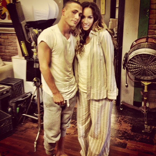 Leona Lewis y Colton Haynes en pijama