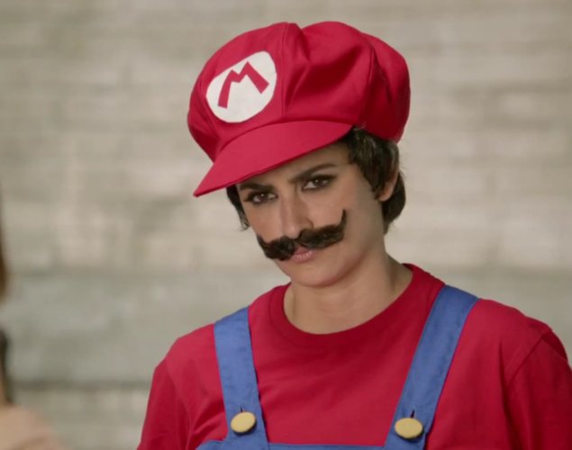 Penelope Cruz y su hermana Mónica anunciando el nuevo 'Super Mario' para Nintendo 3DS