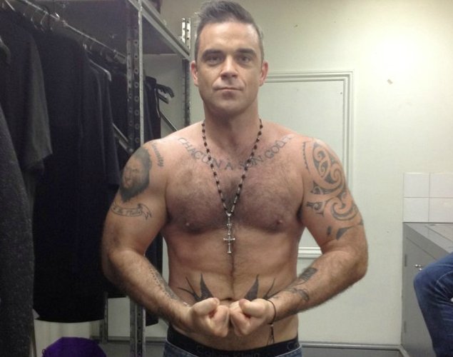 Robbie Williams presume de torso desnudo