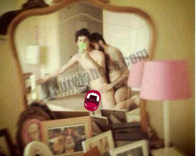 El novio de Eduardo Casanova sube una foto de ambos desnudos por error