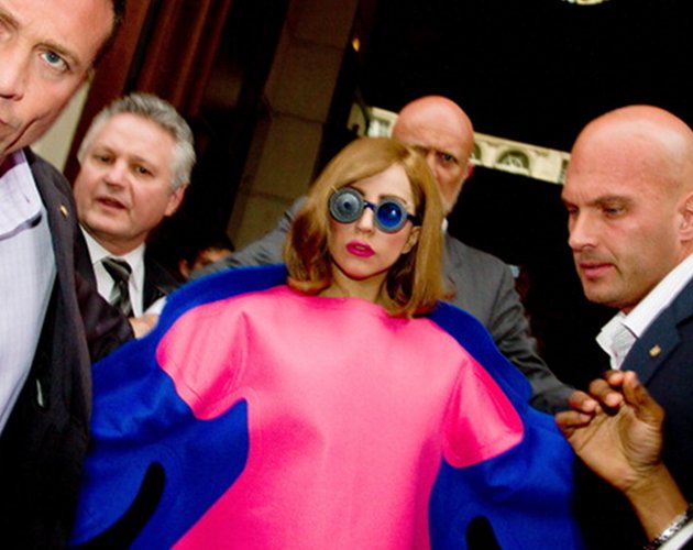 Lady Gaga se burla de los que la llaman gorda disfrazada de luchador de sumo