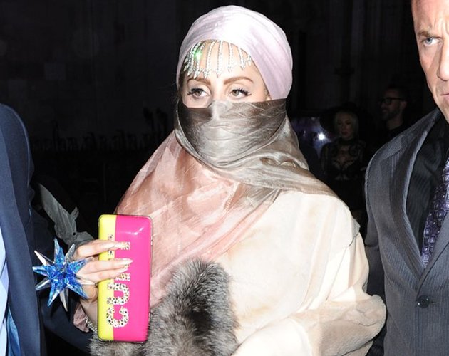 Lady Gaga consigue, con un solo vestido, cabrear a musulmanes y a PETA