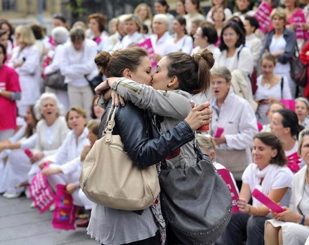 El beso de dos chicas, protagonista de una manifestación homófoba en Francia