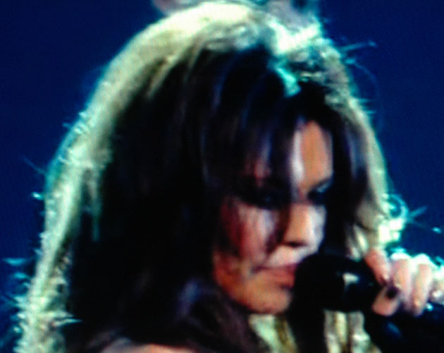 Cheryl susurra 'Call My Name' en una actuación al fallarle el pregrabado
