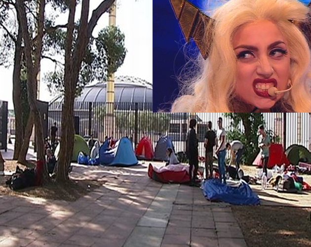 Los Little Monsters españoles llevan una semana acampados en el Palau Sant Jordi, esperando a Lady Gaga