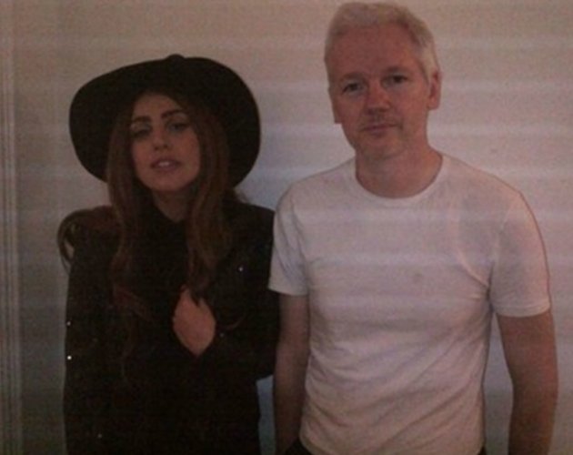 Lady Gaga se reúne con Julian Assange por petición de M.I.A.