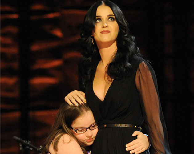 Katy Perry canta 'Firework' con una niña autista