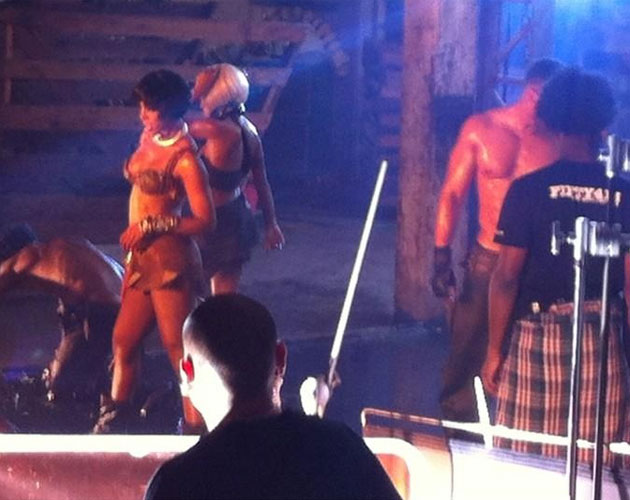 Kelly Rowland graba el vídeo para 'Ice' rodeada de chulazos