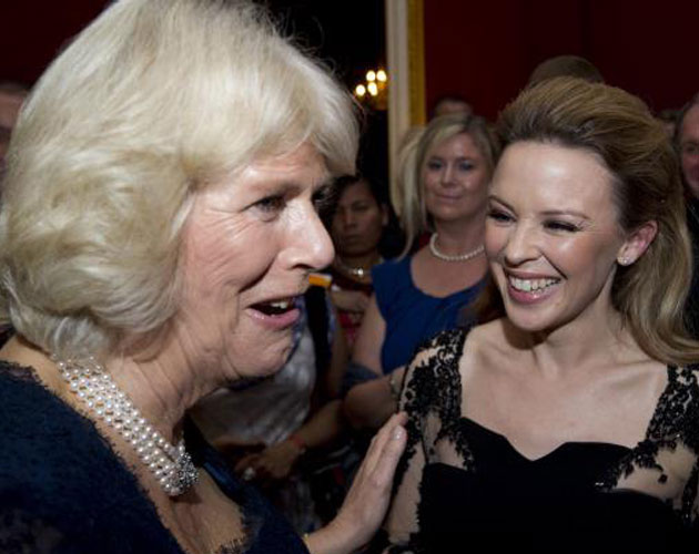 Kylie canta para Carlos y Camila