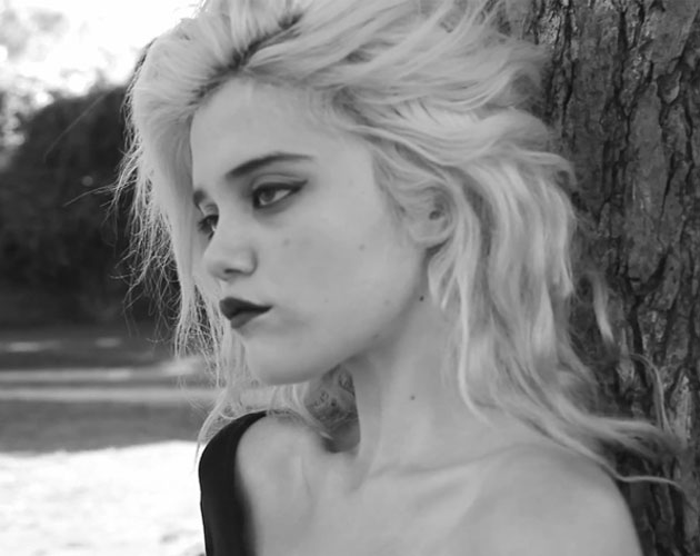 Sky Ferreira aburre en el vídeo de 'Everything Is Embarrassing'