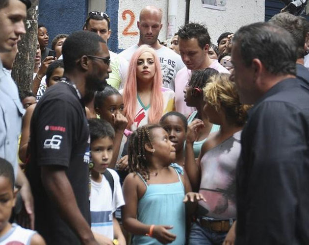 Lady Gaga visita una favela en Brasil y regala entradas
