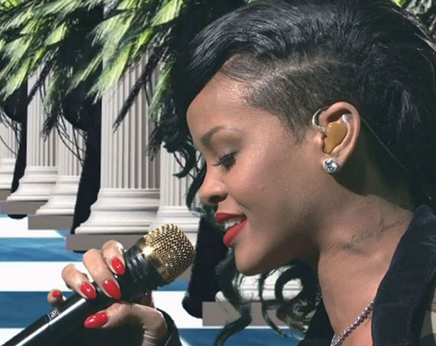 Rihanna canta 'Diamonds' y 'Stay' en SNL