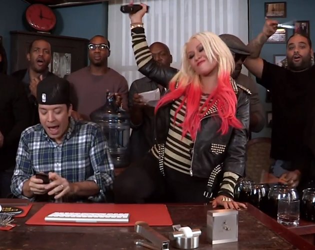 Christina Aguilera interpreta 'Your Body' con objetos de oficina