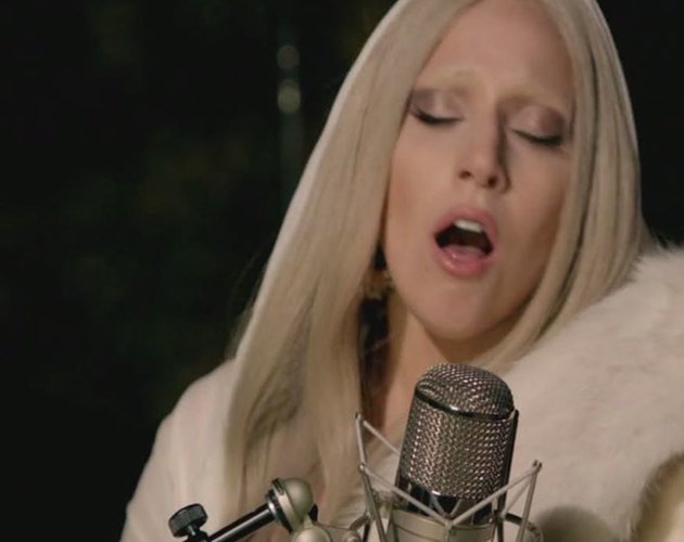 Lady Gaga desea una feliz Navidad con 'White Christmas' en vídeo