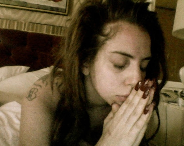 Lady Gaga reza por la tragedia en Brasil