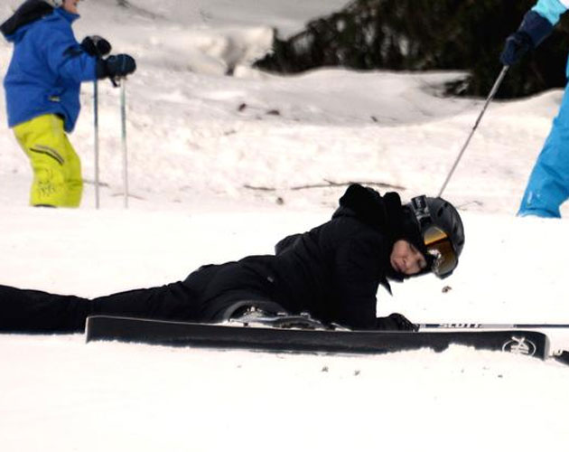 Madonna acaba el año esquiando y cayendo